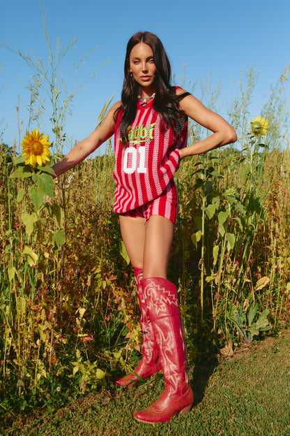 THE KNIT STRIPE BIKE PANTS – RED STRIPE - SABBI

Turn every day into a standout moment in The Knit Stripe Bike Pants – Red Stripe. Bold, playful, and made for the ones who love a little drama in their wardrobe, these knitted shorts are the ultimate blend of comfort and festival-ready flair.