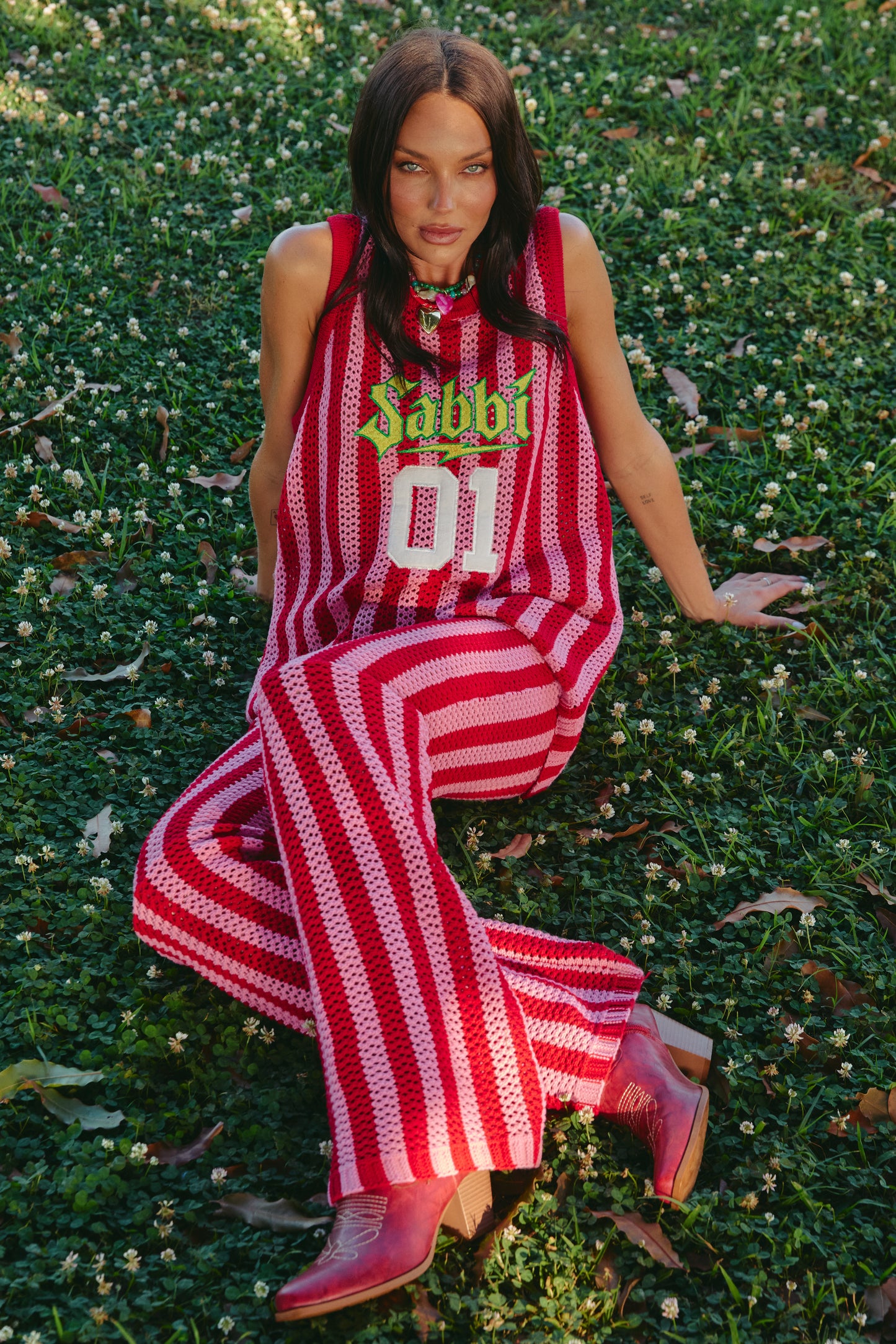 THE KNIT B-BALL SINGLET – RED STRIPE - SABBI

Bring the heat, steal the spotlight, and play by your own rules in The Knit B-Ball Singlet – Red Stripe. Serving retro varsity energy with a bold Sabbi twist, this statement knit is made for the girls who don’t just enter a room—they own it.