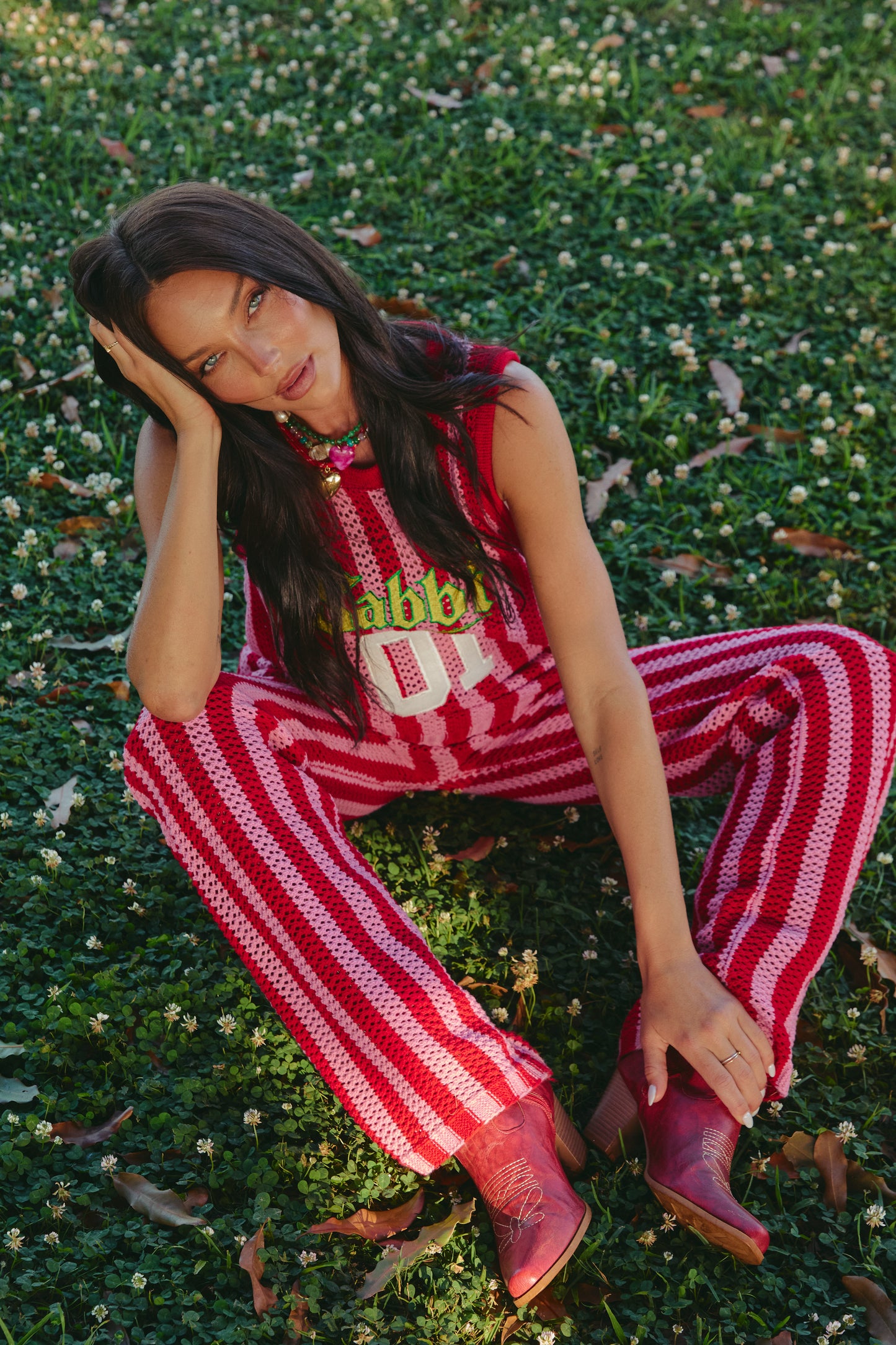 THE KNIT B-BALL SINGLET – RED STRIPE - SABBI

Bring the heat, steal the spotlight, and play by your own rules in The Knit B-Ball Singlet – Red Stripe. Serving retro varsity energy with a bold Sabbi twist, this statement knit is made for the girls who don’t just enter a room—they own it.