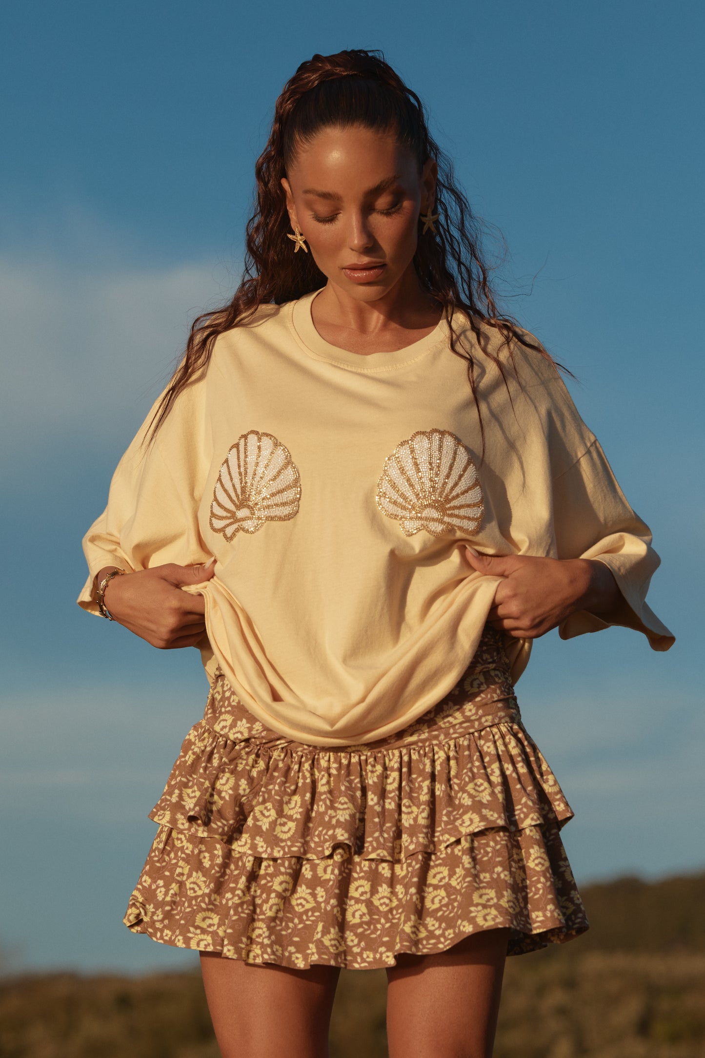 Sabbi - Flirty, free-spirited and made to move with you. The Ra Ra Skirt – Brown Seas The Day is all about effortless coastal charm, with soft tiers and a flattering fit that feels as good as it looks. Designed to sit comfortably at the waist, this skirt flows with every step, bringing playful movement and an easy, feminine vibe.