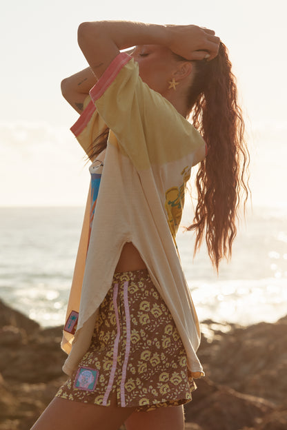 Sabbi - Easy, breezy, and made for chasing golden hour. The&nbsp;Seas the Day Raglan Tee is your throw-on-and-go staple, designed with a relaxed oversized fit and soft raglan sleeves for that perfectly worn-in feel. Featuring the hand-drawn Seas the Day Hotel graphic front and centre, this tee captures carefree coastal energy with a nostalgic, sun-faded vibe.