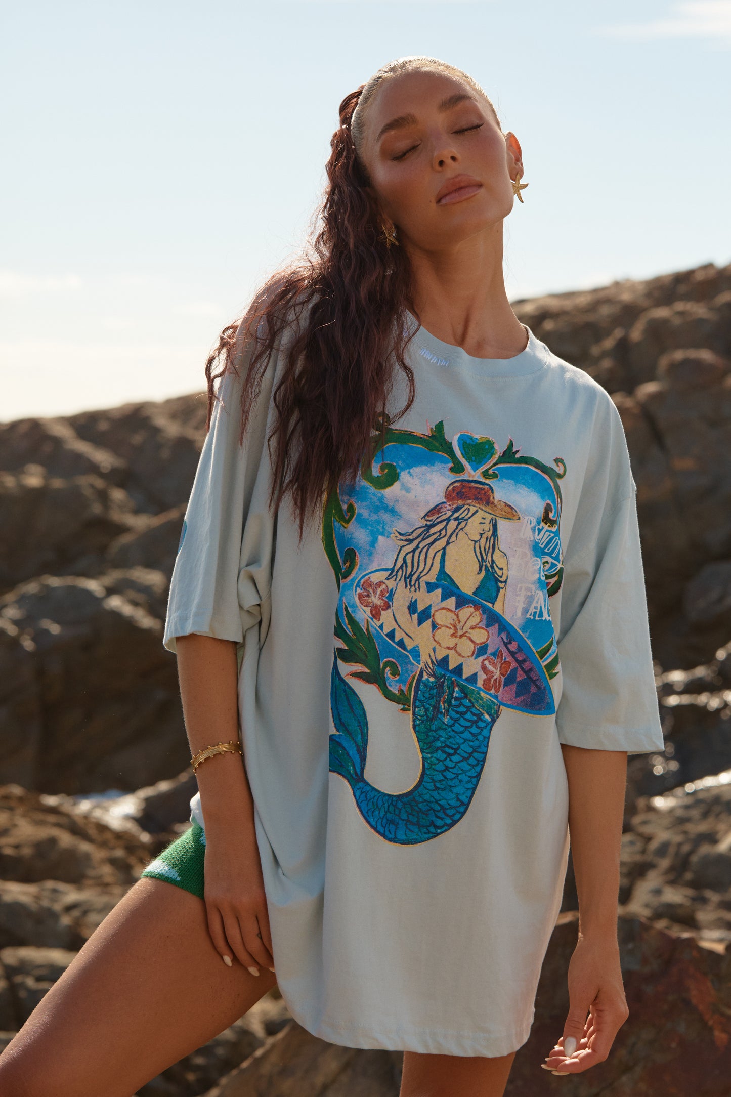 Sabbi - Meet your new off-duty essential. The Resting Beach Face Tee – Sky is all about laid-back coastal attitude with a playful, sun-soaked twist. Washed in a soft sky-blue hue and finished with a bold, vintage-inspired graphic, this tee channels carefree beach days and salty air energy.