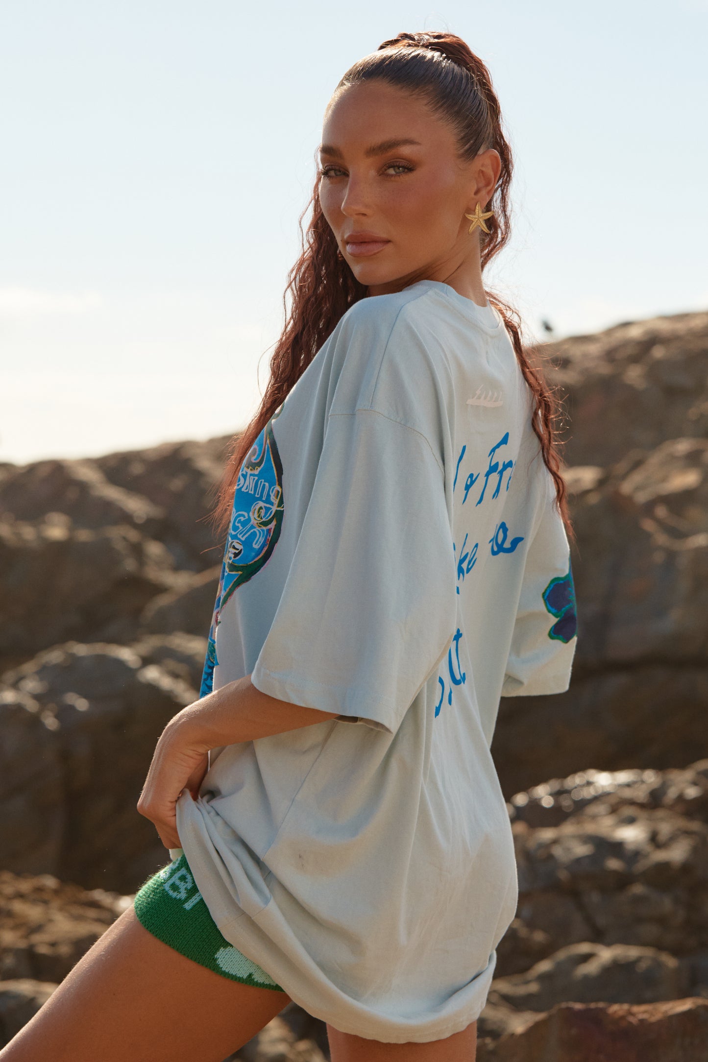 Sabbi - Meet your new off-duty essential. The Resting Beach Face Tee – Sky is all about laid-back coastal attitude with a playful, sun-soaked twist. Washed in a soft sky-blue hue and finished with a bold, vintage-inspired graphic, this tee channels carefree beach days and salty air energy.