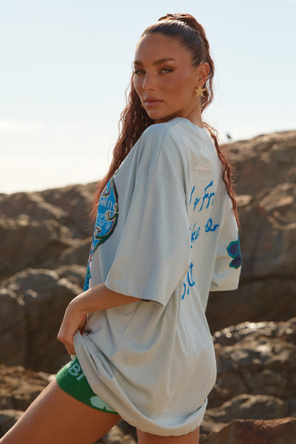 Sabbi - Meet your new off-duty essential. The Resting Beach Face Tee – Sky is all about laid-back coastal attitude with a playful, sun-soaked twist. Washed in a soft sky-blue hue and finished with a bold, vintage-inspired graphic, this tee channels carefree beach days and salty air energy.