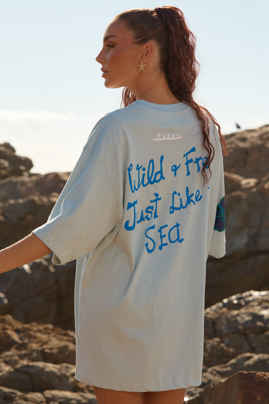 Sabbi - Meet your new off-duty essential. The Resting Beach Face Tee – Sky is all about laid-back coastal attitude with a playful, sun-soaked twist. Washed in a soft sky-blue hue and finished with a bold, vintage-inspired graphic, this tee channels carefree beach days and salty air energy.