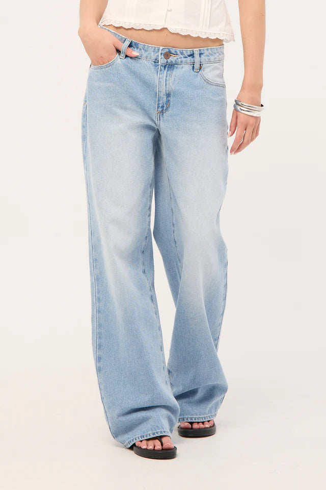 100% Cotton
Zip and button fly
Below measurements are for a size 6/24
Rise: 24cm
Inner leg seam: 83cm
Full length: 105cm
Cold machine wash inside out with like colours. See care label for further care instructions
Made in: China