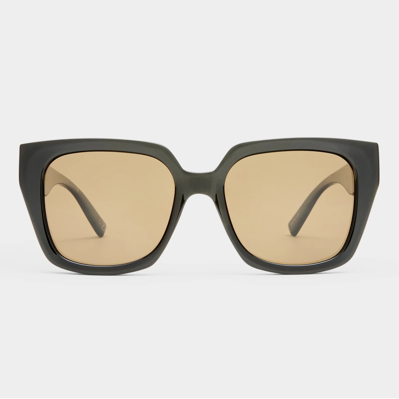 Timelessly elegant and effortlessly chic, our THE ILLUSION sunglasses infuse a sophisticated European sensibility into the classic square silhouette. Designed with an oversized fit that flatters all face shapes, this style is refined with luxurious heritage flagstripe metal hardware and subtle bevel detailing.
