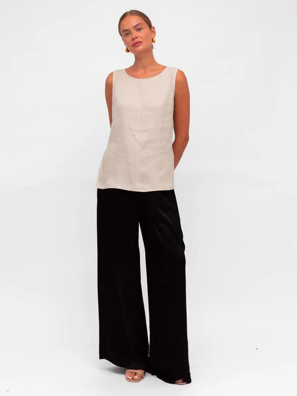 Stay cool and chic in this sleeveless tank. With a crew neckline, zipper in the back, and side splits, it's as functional as it is stylish. And did we mention it's made of luxurious linen fabric? You'll look and feel your best in the Linen Luxe Tank - Oatmeal.