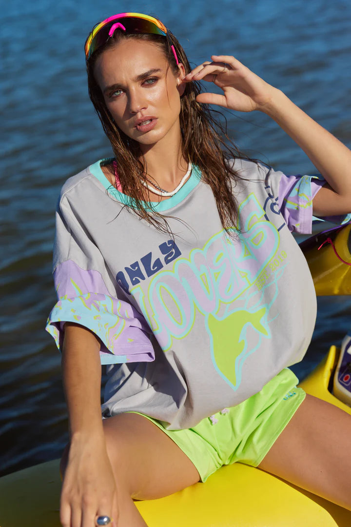 Moto tee energy on holiday.

Born from salt water and sun glare, the Wave Racer Tee is cut in our signature oversized fit and made from soft 100% cotton, bringing sun-bleached colour hits and 90s nostalgia into an easy, throw-on piece with main character energy.