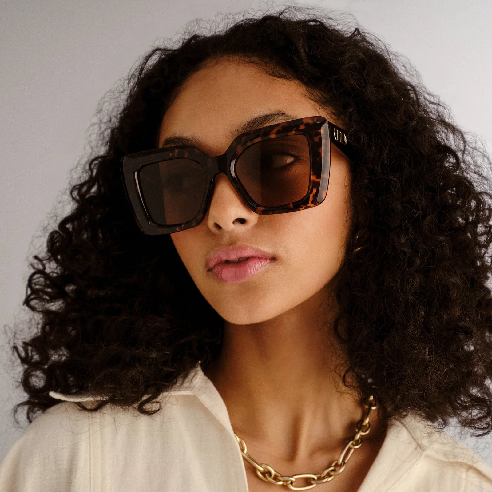 Offering a flattering, glamourous silhouette, our UNIMAGINABLE square sunglasses radiate an effortless feminine aesthetic. Featuring a chic flagstripe link style hardware and soft bevelled edges, these frame provide incredible coverage form the sun.