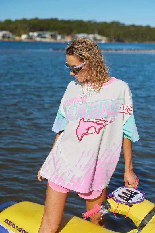 Moto tee energy on holiday.

Born from salt water and sun glare, the Wave Racer Tee is cut in our signature oversized fit and made from soft 100% cotton, bringing sun-bleached colour hits and 90s nostalgia into an easy, throw-on piece with main character energy.