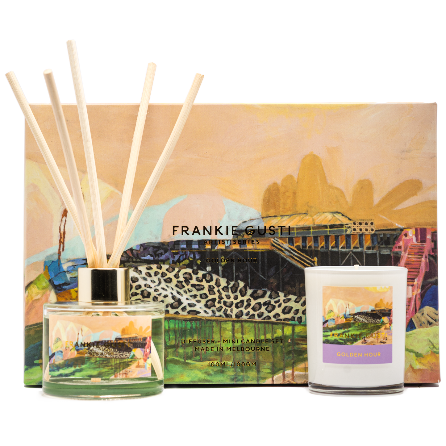 Bask in the warmth of the Golden Hour with this stunning diffuser from the Frankie Gusti Artist Series, featuring artwork by Georgie Wilson. Inspired by sun-drenched coastlines and slow summer afternoons, this fragrance brings together amber, sandalwood, and vanilla, lifted by soft notes of citrus and white florals for an effortless glow.