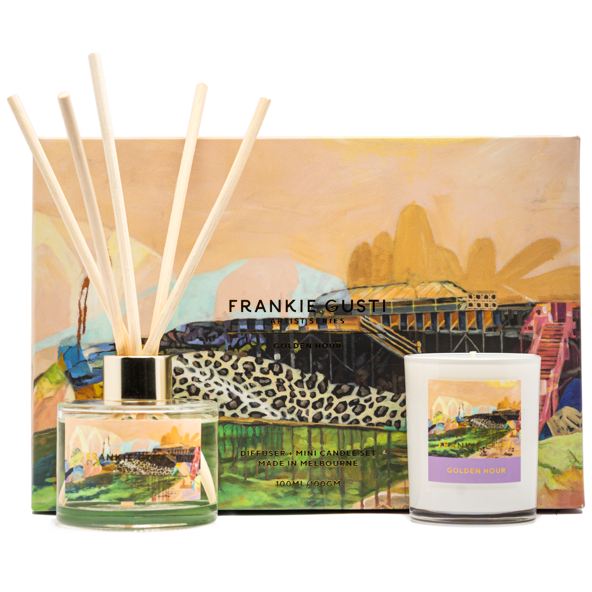 Bask in the warmth of the Golden Hour with this stunning diffuser from the Frankie Gusti Artist Series, featuring artwork by Georgie Wilson. Inspired by sun-drenched coastlines and slow summer afternoons, this fragrance brings together amber, sandalwood, and vanilla, lifted by soft notes of citrus and white florals for an effortless glow.