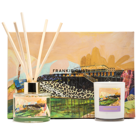 Bask in the warmth of the Golden Hour with this stunning diffuser from the Frankie Gusti Artist Series, featuring artwork by Georgie Wilson. Inspired by sun-drenched coastlines and slow summer afternoons, this fragrance brings together amber, sandalwood, and vanilla, lifted by soft notes of citrus and white florals for an effortless glow.
