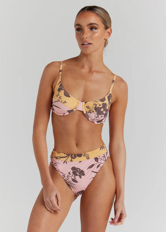 With adjustable straps and built-in underwire, our Aloha Balconette Underwire Top is the perfect combination of style and support. This season we have added a contrast colour cup panel in sorbet shades of peach and peony.