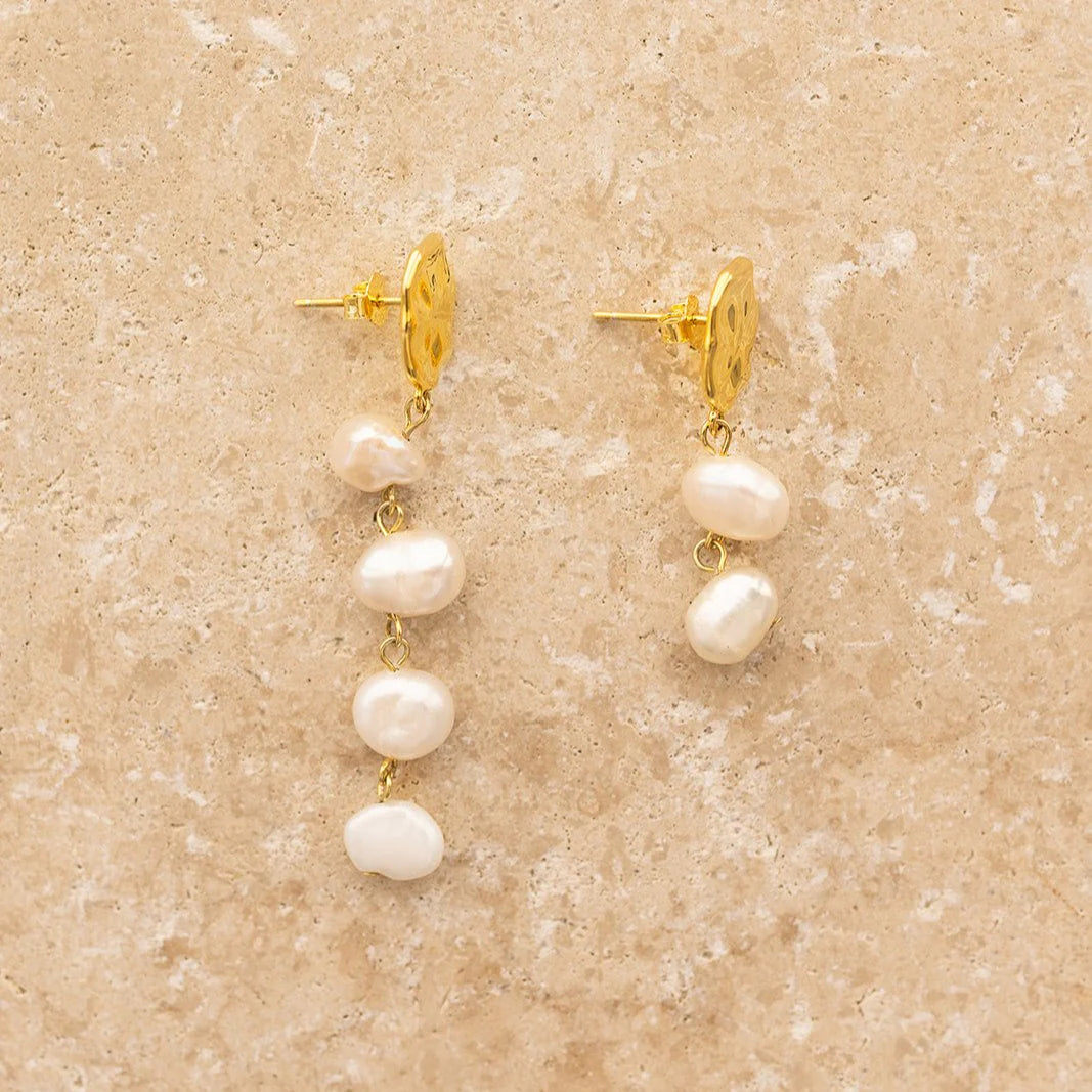 Add a touch of asymmetry to your look with our AMARA pearl drop earrings. These beauties feature a single pearl dangling from one side, creating a unique and stylish statement.

S925 Gold Plated Sterling Silver
Freshwater pearl/ Asymmetrical
Lead,Nickel & Tarnish Free
Hypoallergenic
• Left earring measures 5cm in length
• Right earring measures 2.5cm in length

