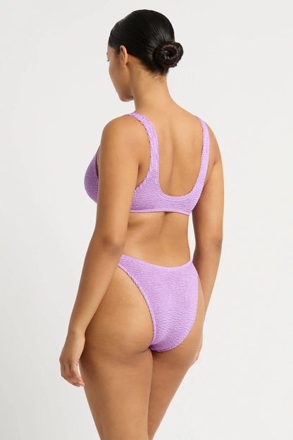 Experience the luxury of The Authentic Crinkle™ with the Ring Scene Brief. This handmade, mid-coverage brief offers thin sides and a curved waistline for a flattering fit. This brief can be worn low, mid or high on the hip, making it a versatile piece for any wardrobe. Enjoy medium to cheeky coverage for a glamorous look with timeless appeal.