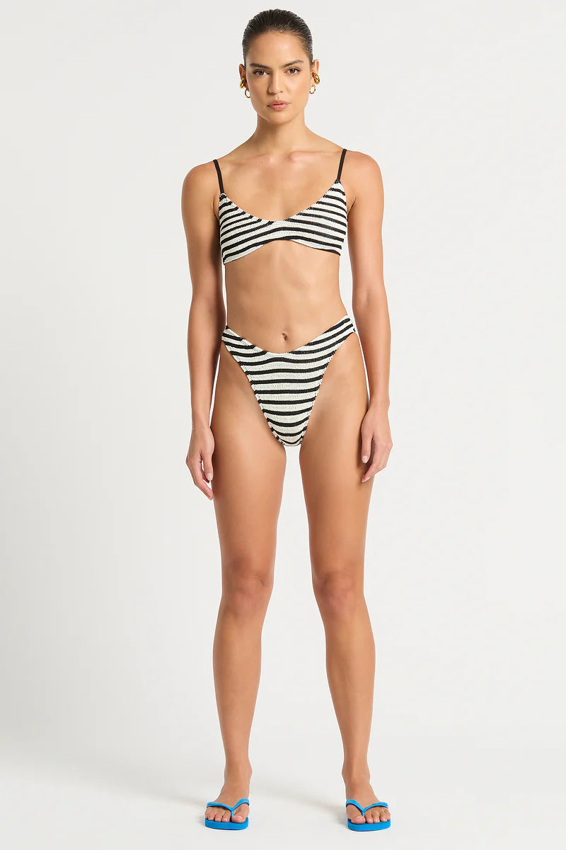 Introducing bond-eye / Pip Edwards – our latest capsule collaboration with fashion trailblazer and global style icon. This highly anticipated collection seamlessly blends high fashion edge with laid-back Australian cool, featuring pieces designed for effortless layering and ultimate versatility.