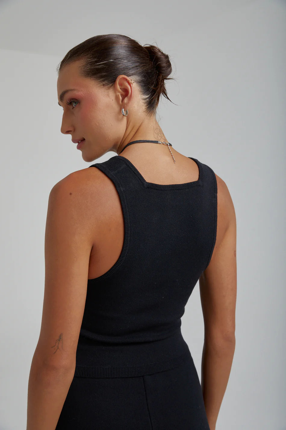 A knit tank that sucks and holds you in everywhere you want it to.

Fabric: 100% Organic Cotton

Model wears size small. We recommend sizing up.

Wash : Cold gentle wash only.