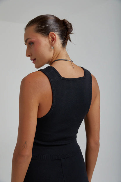 A knit tank that sucks and holds you in everywhere you want it to.

Fabric: 100% Organic Cotton

Model wears size small. We recommend sizing up.

Wash : Cold gentle wash only.