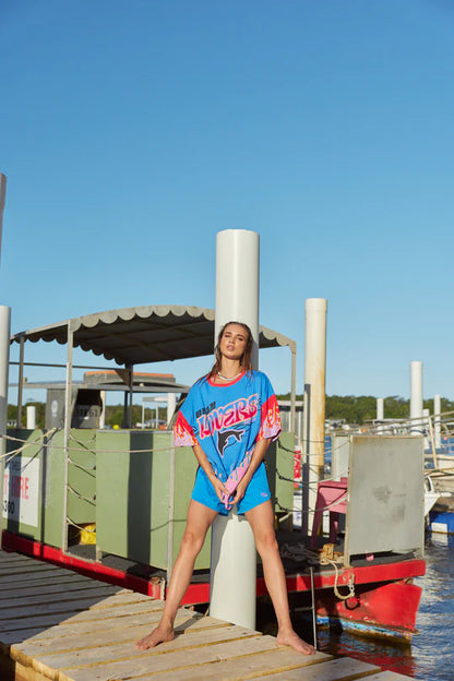Moto tee energy on holiday.

Born from salt water and sun glare, the Wave Racer Tee is cut in our signature oversized fit and made from soft 100% cotton, bringing sun-bleached colour hits and 90s nostalgia into an easy, throw-on piece with main character energy.