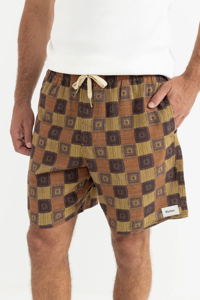 Step into retro surf nostalgia with the Racket Jam in Ochre. Cut in a relaxed 17-inch fit, this all-over printed jam delivers an easy-going, worn-in feel—ideal for long beach days and warm coastal nights.