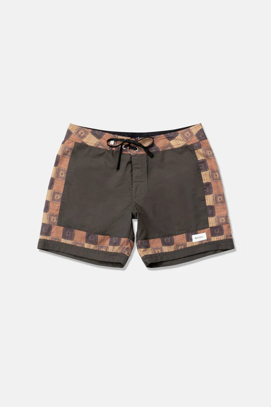Rooted in surf heritage, the Racket Trunk in Vintage Black features repeat-printed panels and a 16-inch heritage fit. Designed for performance and style, these trunks bring an effortless throwback vibe.




