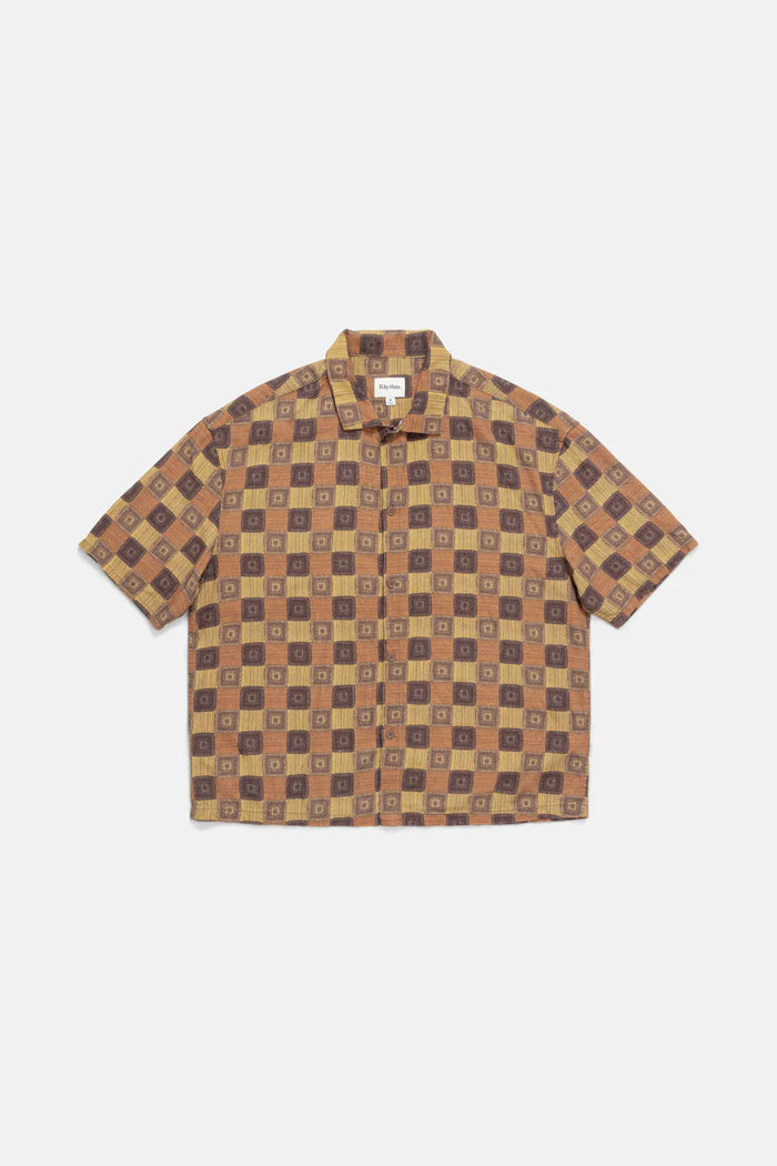 The Racket Relaxed SS Shirt in Ochre offers a laid-back fit with an all-over print for a bold yet easy-wearing look. A staple for sun-drenched afternoons and endless coastal days.



