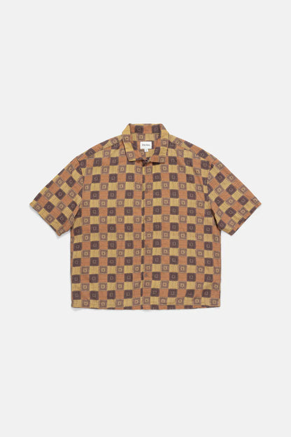 The Racket Relaxed SS Shirt in Ochre offers a laid-back fit with an all-over print for a bold yet easy-wearing look. A staple for sun-drenched afternoons and endless coastal days.



