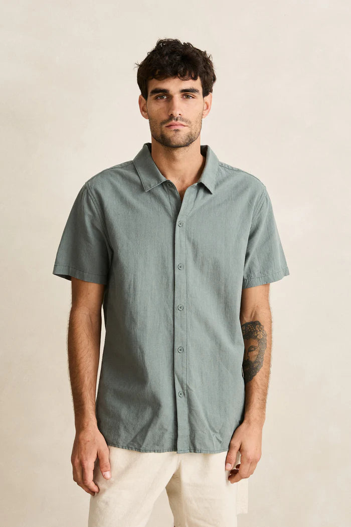 The Classic Linen SS Shirt in Silver Pine is a wardrobe essential for all seasons. Made from lightweight, breathable linen, this short-sleeve shirt is perfect for keeping cool on warm days, making it a versatile piece for any coastal adventure
