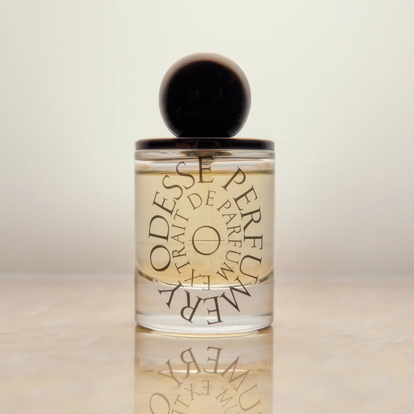 Fresh and unexpected, Cedar Street is as addictive as she is delicious. This invigorating fragrance contrasts crisp apple and citrus with the earthy warmth of cedar wood. Sophisticated and unique, she’s perfect for everyday wear.
