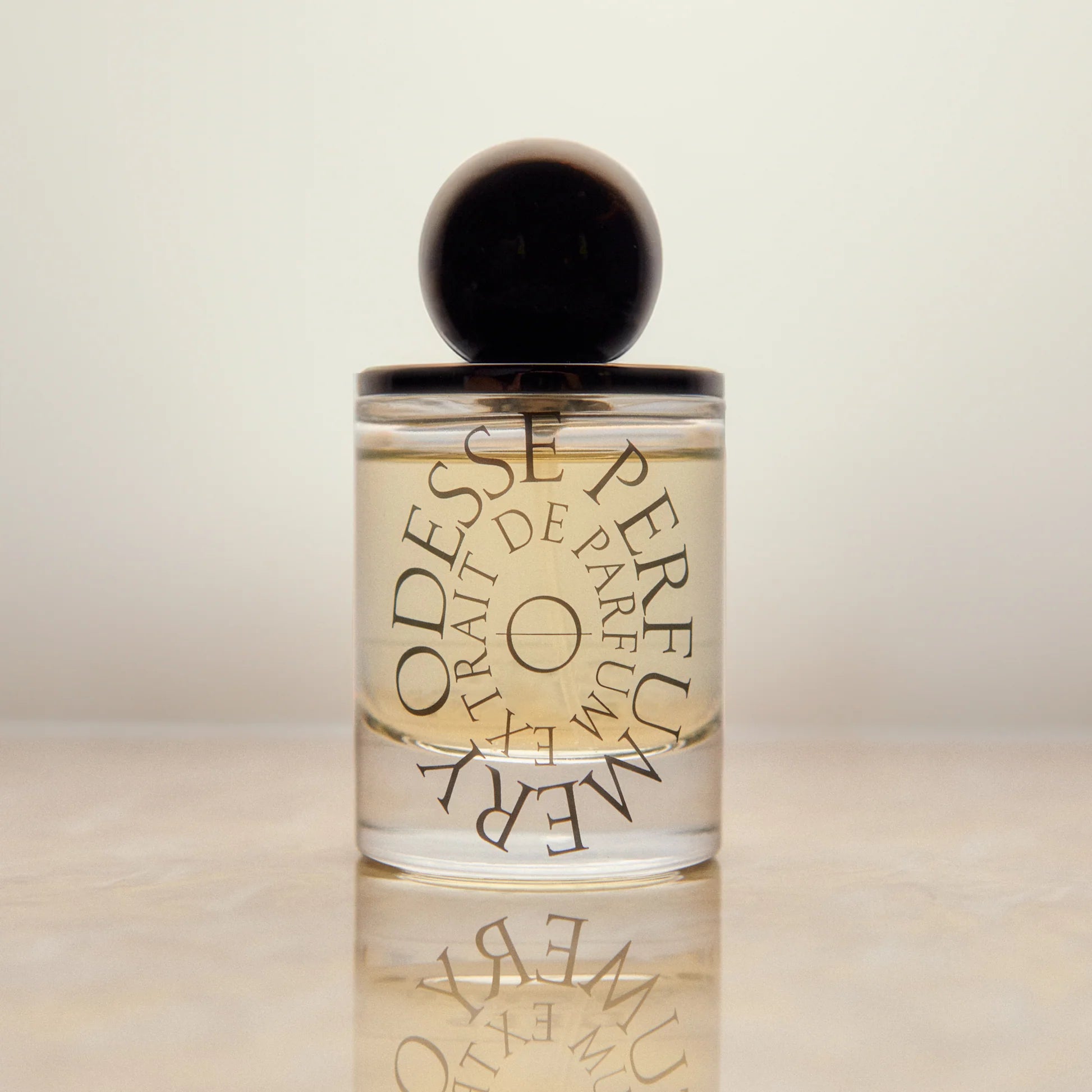 Fresh and unexpected, Cedar Street is as addictive as she is delicious. This invigorating fragrance contrasts crisp apple and citrus with the earthy warmth of cedar wood. Sophisticated and unique, she’s perfect for everyday wear.
