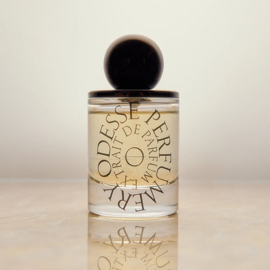 Fresh and unexpected, Cedar Street is as addictive as she is delicious. This invigorating fragrance contrasts crisp apple and citrus with the earthy warmth of cedar wood. Sophisticated and unique, she’s perfect for everyday wear.
