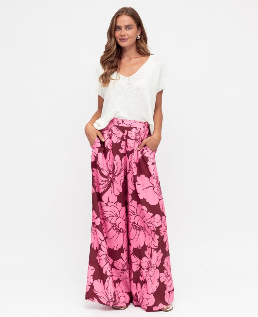 These pants are the epitome of comfort. With an elasticated waistline, you can breathe easy and feel at ease all day long.
