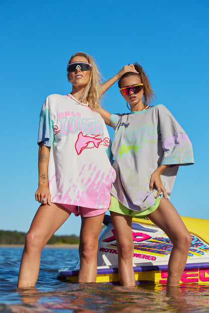 Moto tee energy on holiday.

Born from salt water and sun glare, the Wave Racer Tee is cut in our signature oversized fit and made from soft 100% cotton, bringing sun-bleached colour hits and 90s nostalgia into an easy, throw-on piece with main character energy.