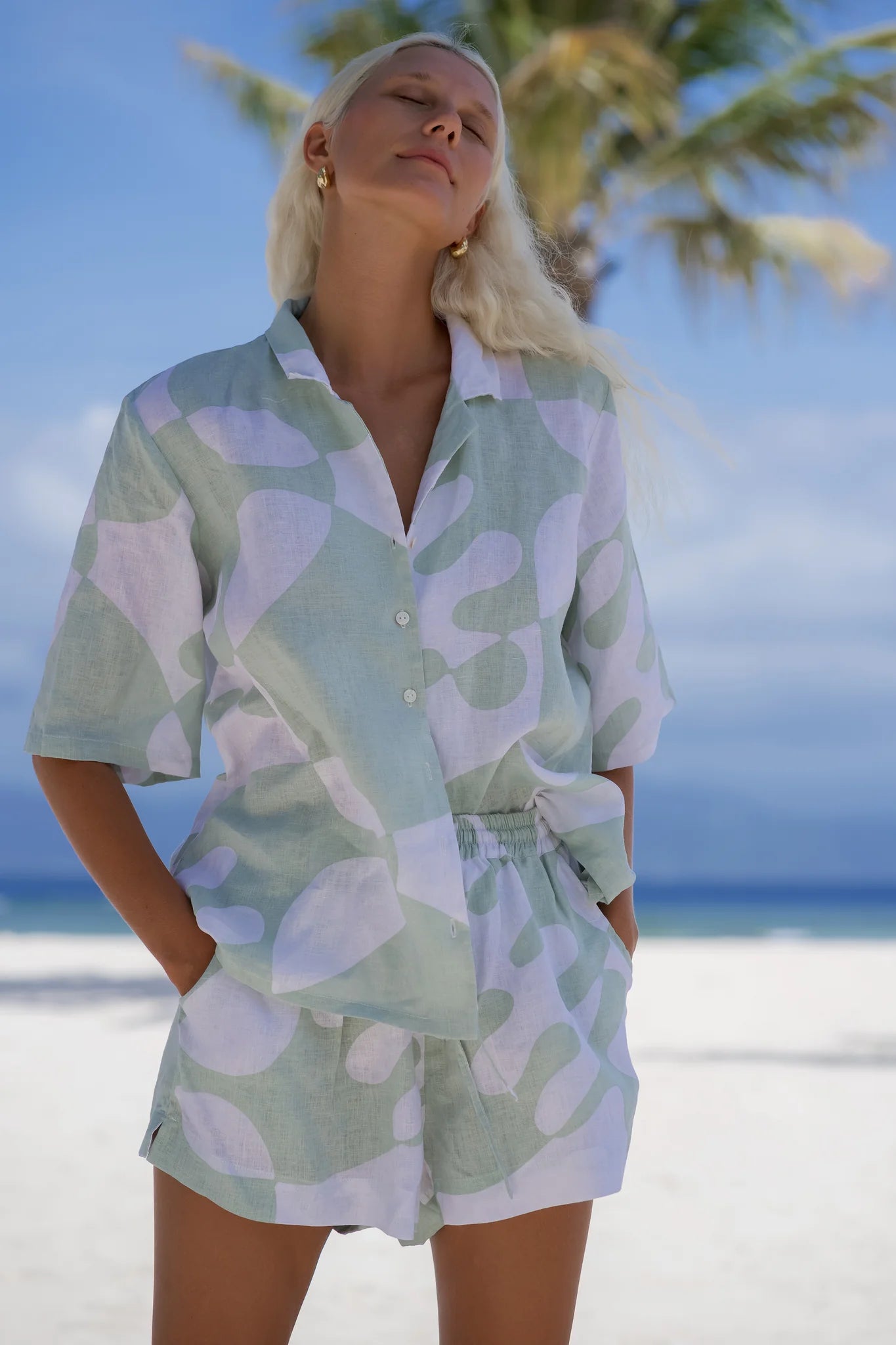 Lou - Paradiso by Pops + Co



The Lou - Offering a relaxed fit she's classic and cool and designed for trans seasonal wear. Pair back with our Luna Shorts or Nia Pants for the perfect set.&nbsp;


A Pops + Co exclusive print. Hand printed and dyed&nbsp;on 100% Linen.