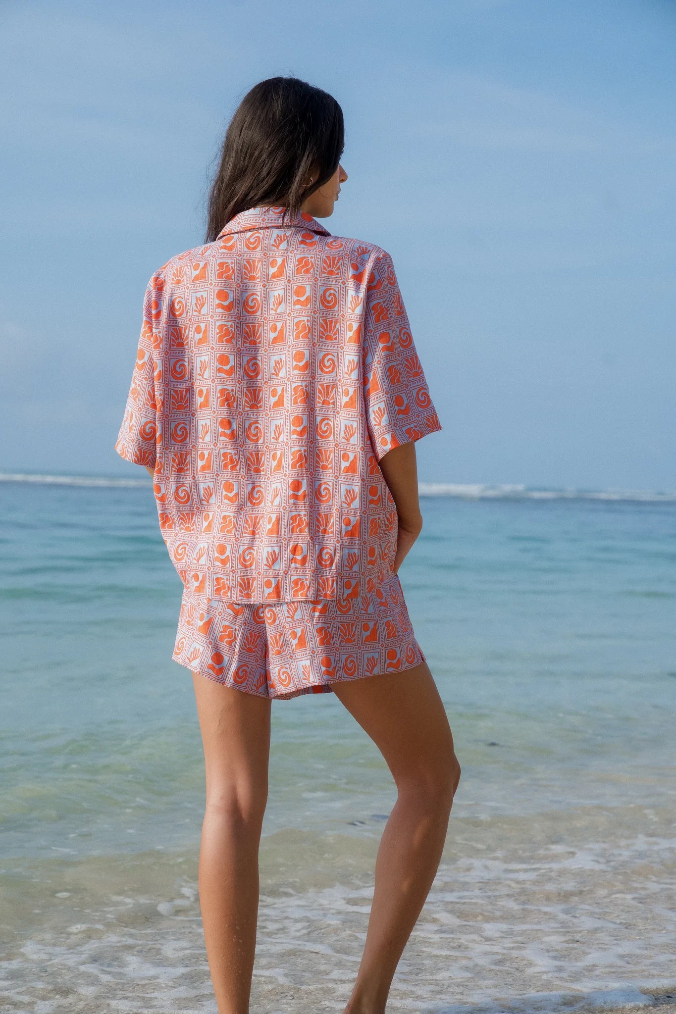 The Lou - Offering a relaxed fit she's classic and cool and designed for trans seasonal wear. Pair back with our Luna Shorts or Nia Pants for the perfect set.&nbsp;

A Pops + Co exclusive print. Hand drawn and printed on 100% Linen.