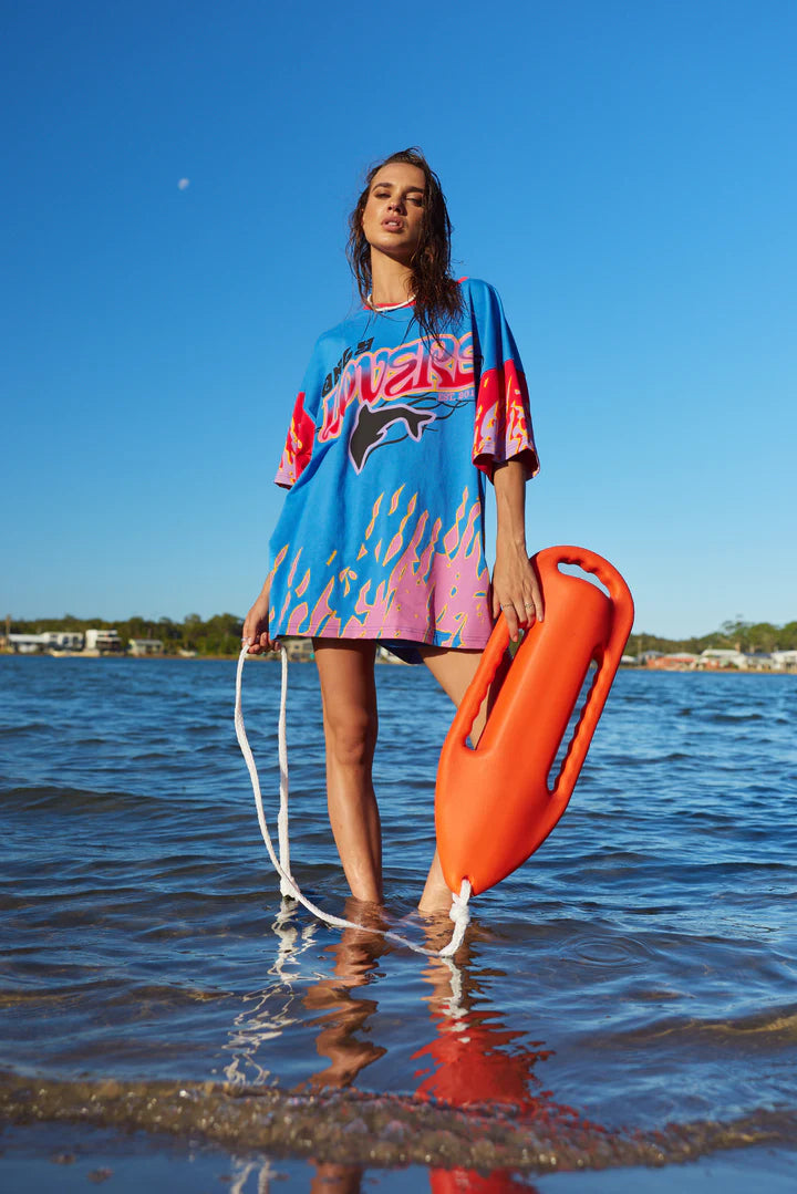Moto tee energy on holiday.

Born from salt water and sun glare, the Wave Racer Tee is cut in our signature oversized fit and made from soft 100% cotton, bringing sun-bleached colour hits and 90s nostalgia into an easy, throw-on piece with main character energy.