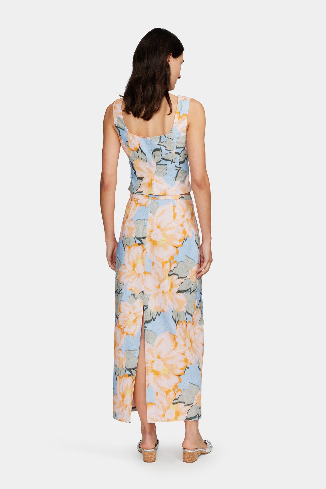 Fresh and feminine, the Emmy Top in Chambray Floral by Ownley is the perfect blend of effortless style and elegance. Featuring a soft floral print, a flattering fit, and lightweight fabric, this top is ideal for casual days, brunch dates, or layering with your favorite pieces. Elevate your wardrobe with this must-have floral top!