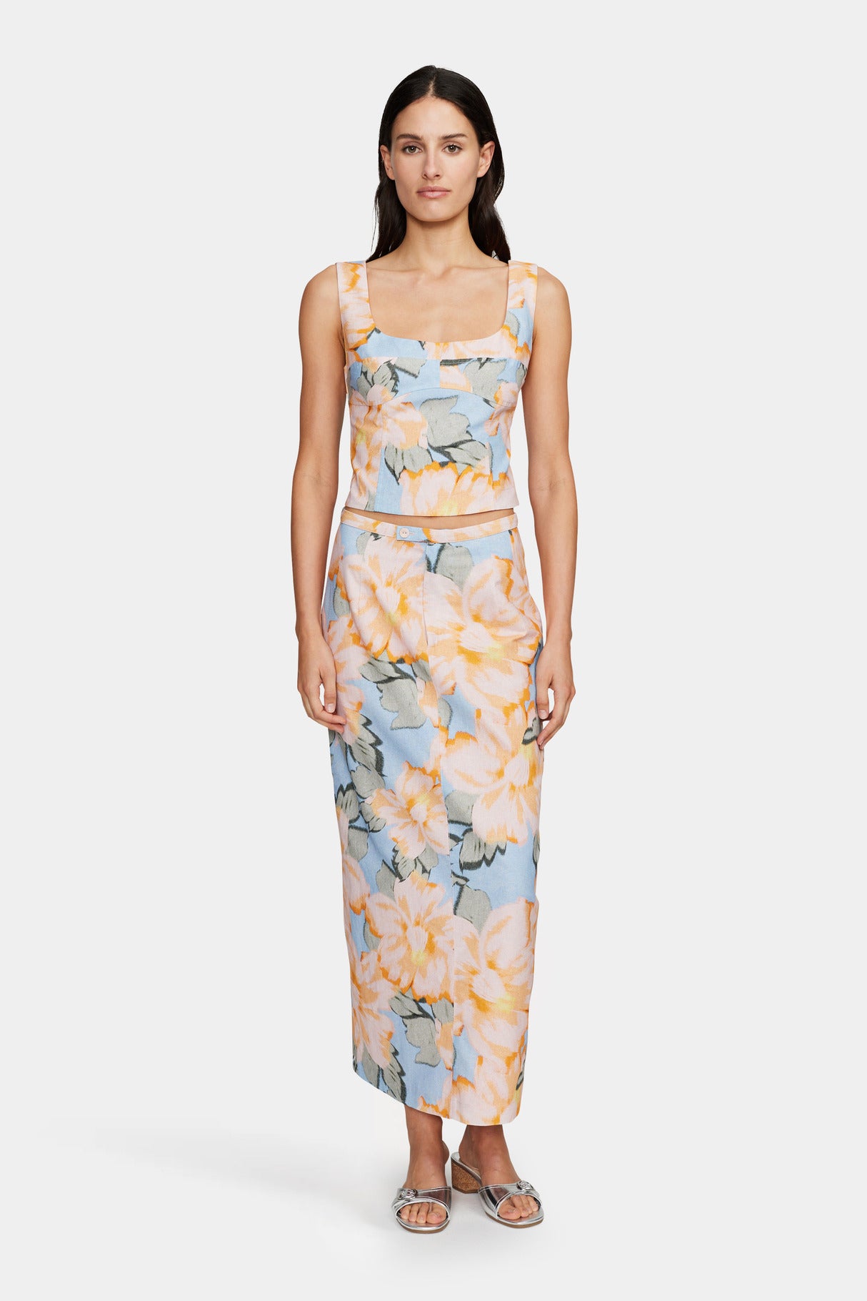 Fresh and feminine, the Emmy Top in Chambray Floral by Ownley is the perfect blend of effortless style and elegance. Featuring a soft floral print, a flattering fit, and lightweight fabric, this top is ideal for casual days, brunch dates, or layering with your favorite pieces. Elevate your wardrobe with this must-have floral top!