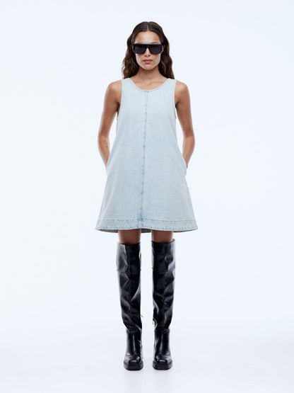 Confident Cut. Modern Feel.
The Annie Denim Dress is crafted from pure cotton denim in a relaxed mini silhouette with a light wash. Finished with a scoop neckline, lower scooped back and side-seam pockets that enhance its effortless ease.

Denim mini dress
Relaxed fit
Scoop neckline
Lower scooped back
Side seam pockets
Model is 172cm and wears size 8