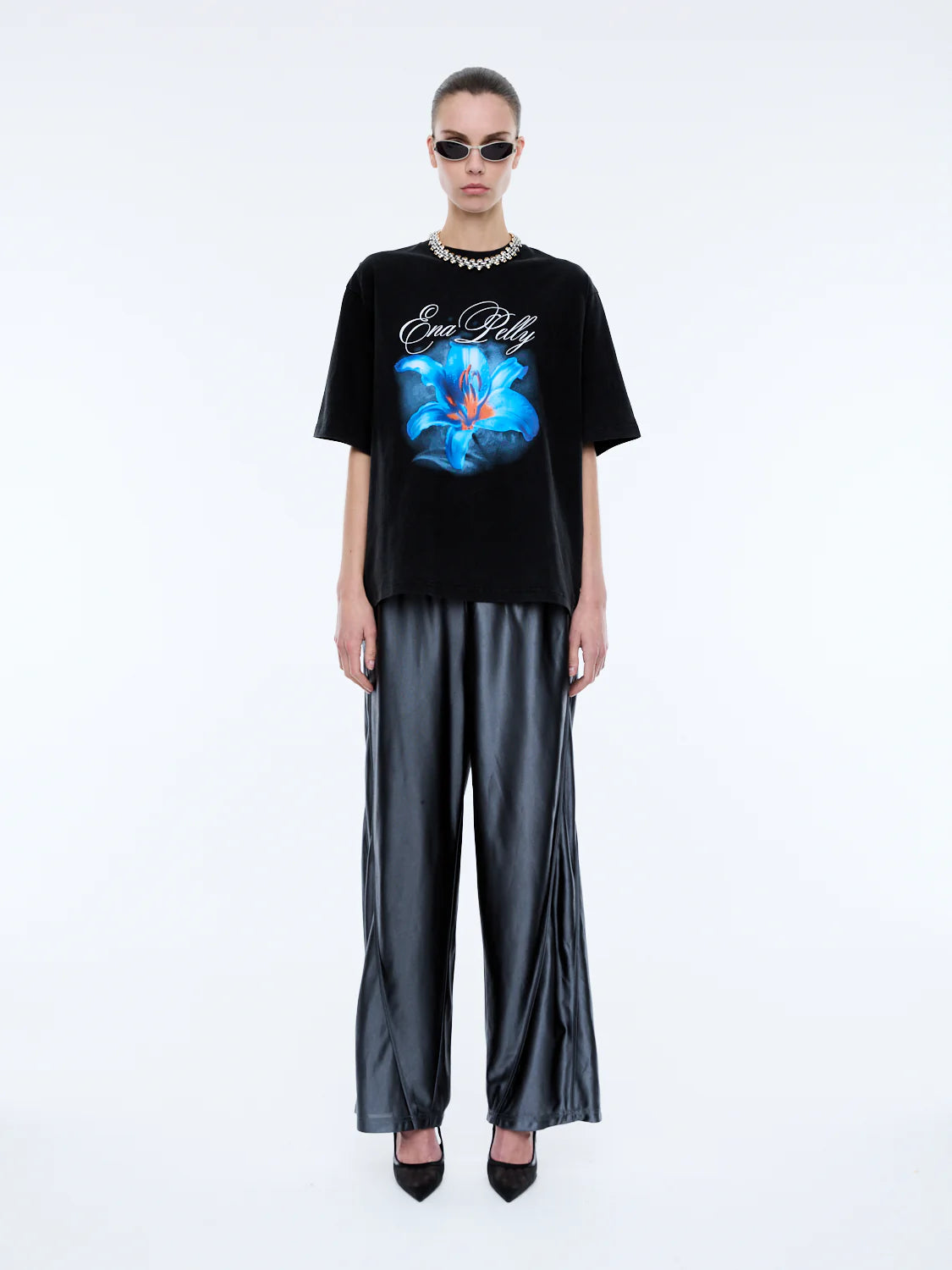 The Lily Tee is crafted from premium cotton jersey, offering a soft, breathable feel for all-day comfort. Featuring an oversized silhouette, drop shoulders, and a classic crew neckline, it’s effortlessly cool with an bold in-house designed Ena Pelly print

