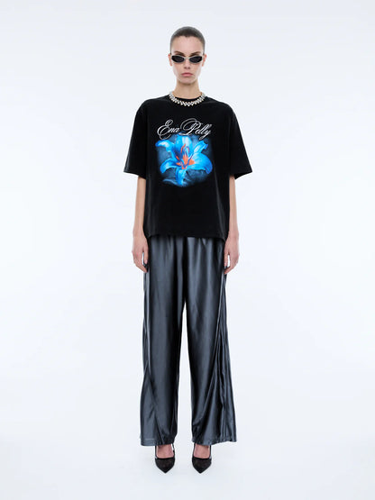 The Lily Tee is crafted from premium cotton jersey, offering a soft, breathable feel for all-day comfort. Featuring an oversized silhouette, drop shoulders, and a classic crew neckline, it’s effortlessly cool with an bold in-house designed Ena Pelly print
