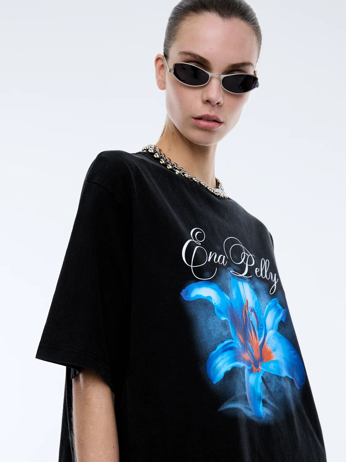 The Lily Tee is crafted from premium cotton jersey, offering a soft, breathable feel for all-day comfort. Featuring an oversized silhouette, drop shoulders, and a classic crew neckline, it’s effortlessly cool with an bold in-house designed Ena Pelly print
