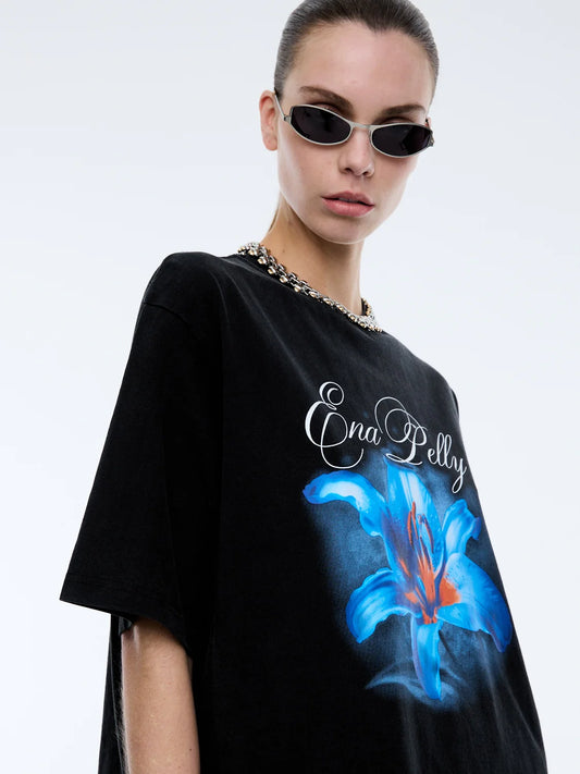 The Lily Tee is crafted from premium cotton jersey, offering a soft, breathable feel for all-day comfort. Featuring an oversized silhouette, drop shoulders, and a classic crew neckline, it’s effortlessly cool with an bold in-house designed Ena Pelly print
