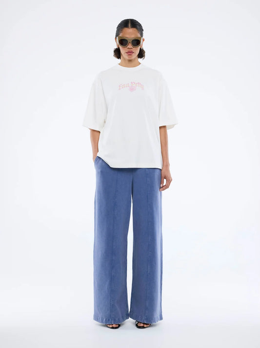 Off-duty ease. Soft graphic edge.
The EP Garden Tee is cut in a relaxed, boxy silhouette and finished with delicate floral artwork for a lived-in appeal. Crafted from soft cotton jersey with a classic crew neckline, designed to be worn oversized.