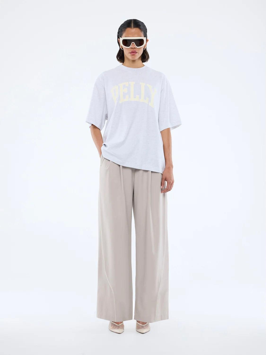 Collegiate cool.
The Pelly Collegiate Tee is cut in an oversized silhouette with drop shoulders for a relaxed fit.
Finished with a large collegiate logo graphic, it delivers comfort with a statement edge.
