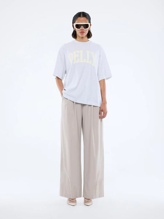 Collegiate cool.
The Pelly Collegiate Tee is cut in an oversized silhouette with drop shoulders for a relaxed fit.
Finished with a large collegiate logo graphic, it delivers comfort with a statement edge.
