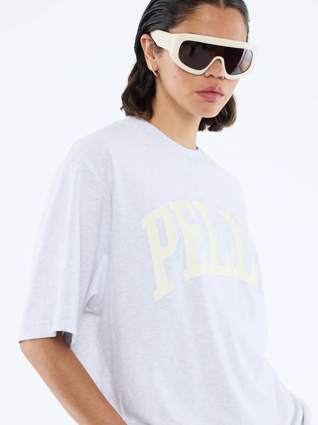 Collegiate cool.
The Pelly Collegiate Tee is cut in an oversized silhouette with drop shoulders for a relaxed fit.
Finished with a large collegiate logo graphic, it delivers comfort with a statement edge.