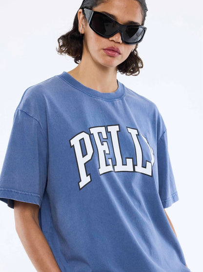 Sharp structure. Laid-back ease.
The Jessie Oversized Tee Varsity is cut in a boxy, relaxed fit, finished with a vintage wash.
Featuring a classic varsity-inspired print, it's a key player in a modern, expressive wardrobe.